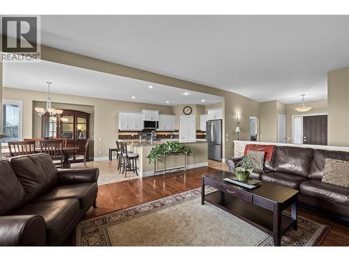 2421 Glacier Court Unit# 2, Kelowna, BC - Indoor Photo Showing Living Room