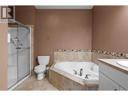 2421 Glacier Court Unit# 2, Kelowna, BC - Indoor Photo Showing Bathroom