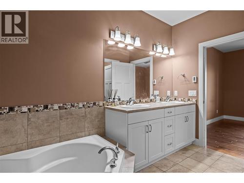 2421 Glacier Court Unit# 2, Kelowna, BC - Indoor Photo Showing Bathroom