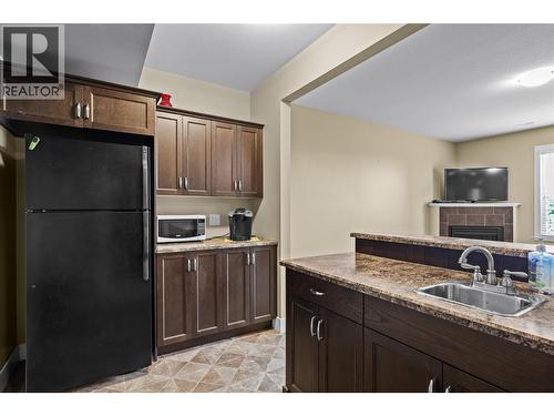 2421 Glacier Court Unit# 2, Kelowna, BC - Indoor Photo Showing Kitchen