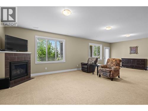 2421 Glacier Court Unit# 2, Kelowna, BC - Indoor Photo Showing Living Room With Fireplace