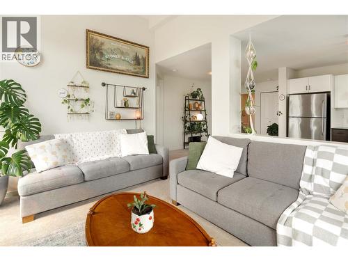 551 Yates Road Unit# 405, Kelowna, BC - Indoor Photo Showing Living Room