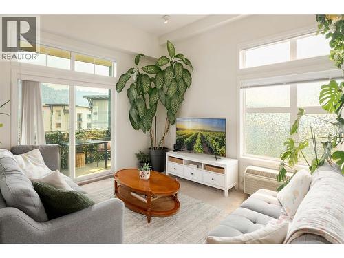 551 Yates Road Unit# 405, Kelowna, BC - Indoor Photo Showing Living Room