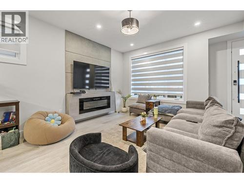 830 Glenwood Avenue Unit# 2, Kelowna, BC - Indoor Photo Showing Living Room With Fireplace