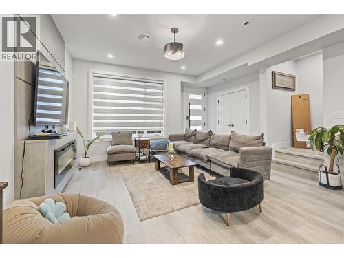 830 Glenwood Avenue Unit# 2, Kelowna, BC - Indoor Photo Showing Living Room