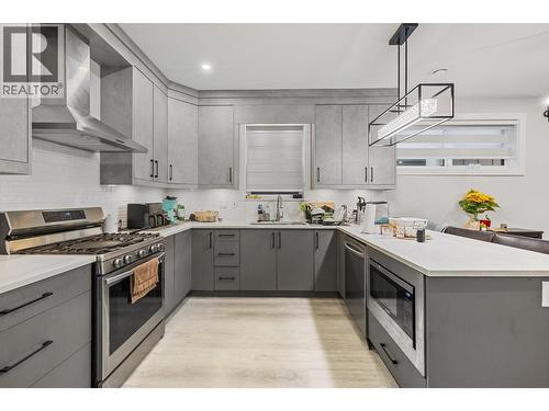 830 Glenwood Avenue Unit# 2, Kelowna, BC - Indoor Photo Showing Kitchen With Upgraded Kitchen