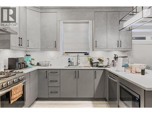 830 Glenwood Avenue Unit# 2, Kelowna, BC - Indoor Photo Showing Kitchen With Double Sink With Upgraded Kitchen