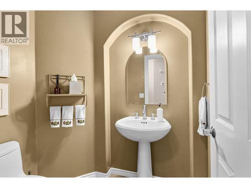 Main floor powder room. - 4400 Gallaghers Drive E Unit# 2, Kelowna, BC - Indoor Photo Showing Bathroom