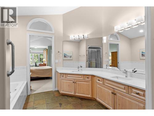 Large ensuite. - 4400 Gallaghers Drive E Unit# 2, Kelowna, BC - Indoor Photo Showing Bathroom