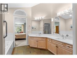 Large ensuite. - 