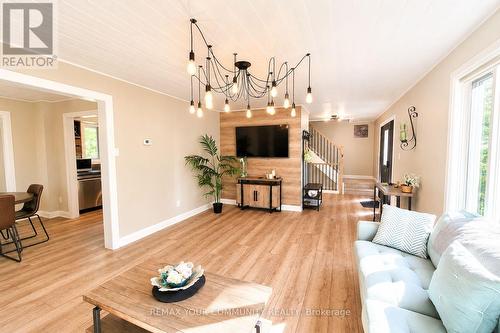 1138 Siesta Drive, Tiny, ON - Indoor Photo Showing Living Room