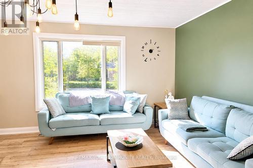 1138 Siesta Drive, Tiny, ON - Indoor Photo Showing Living Room