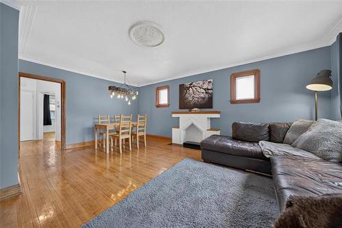 616 Minto St, Winnipeg, MB - Indoor Photo Showing Living Room