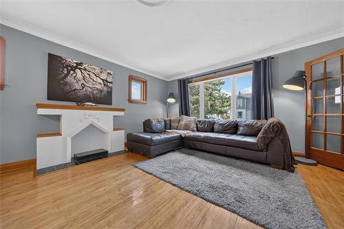 616 Minto St, Winnipeg, MB - Indoor Photo Showing Living Room