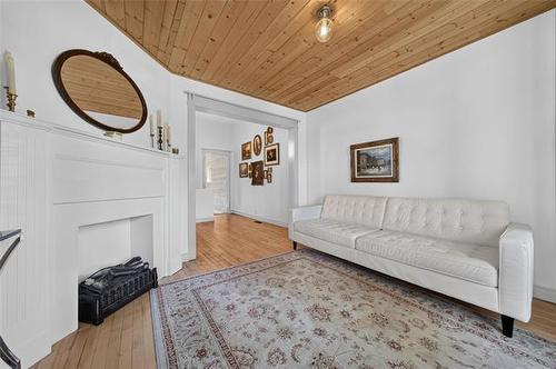 587 Ashburn St, Winnipeg, MB - Indoor Photo Showing Living Room