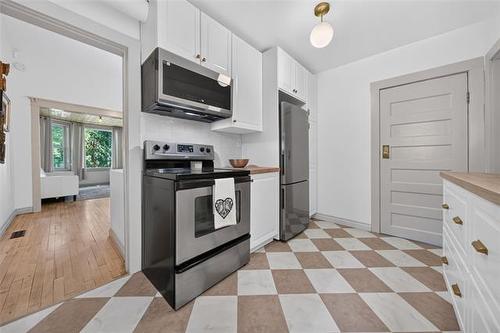 587 Ashburn St, Winnipeg, MB - Indoor Photo Showing Kitchen