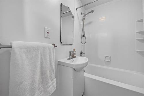 587 Ashburn St, Winnipeg, MB - Indoor Photo Showing Bathroom