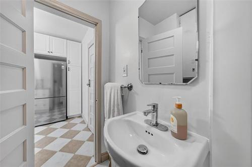 587 Ashburn St, Winnipeg, MB - Indoor Photo Showing Bathroom