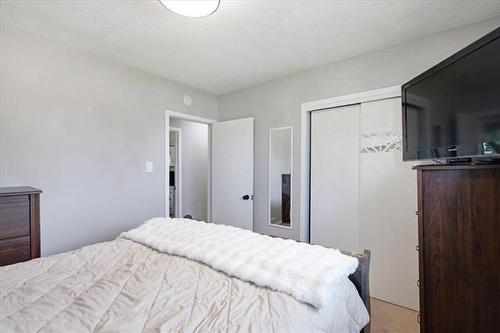 633 Melrose Ave, Winnipeg, MB - Indoor Photo Showing Bedroom