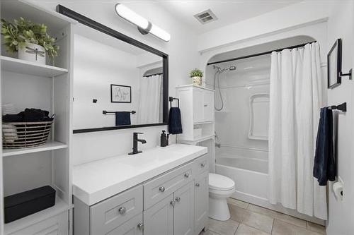 633 Melrose Ave, Winnipeg, MB - Indoor Photo Showing Bathroom