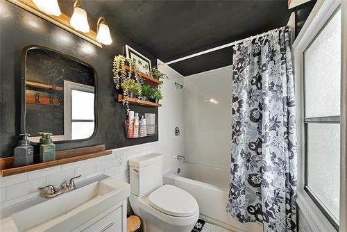 371 Mckay Ave, Winnipeg, MB - Indoor Photo Showing Bathroom