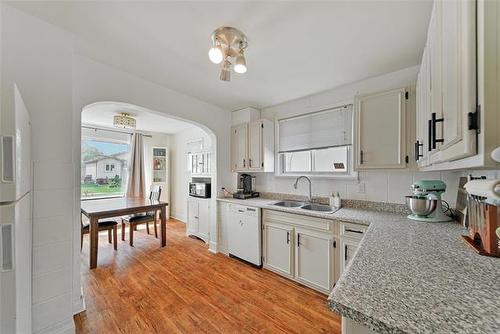 371 Mckay Ave, Winnipeg, MB - Indoor Photo Showing Kitchen With Double Sink