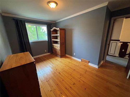 861 Sheppard St, Winnipeg, MB - Indoor