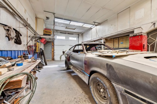 Garage - 205 Rue Des Sources, Saint-Calixte, QC - Indoor Photo Showing Garage