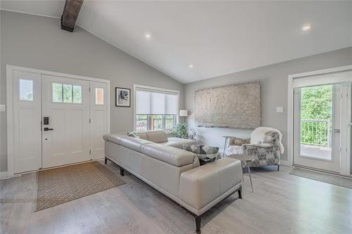 437 Temple Ave, Winnipeg Beach, MB - Indoor Photo Showing Living Room