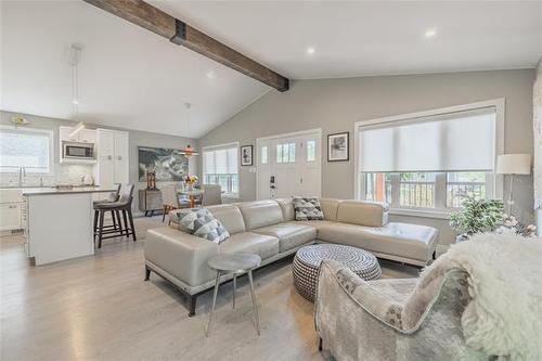 437 Temple Ave, Winnipeg Beach, MB - Indoor Photo Showing Living Room