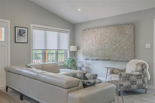 437 Temple Ave, Winnipeg Beach, MB - Indoor Photo Showing Living Room
