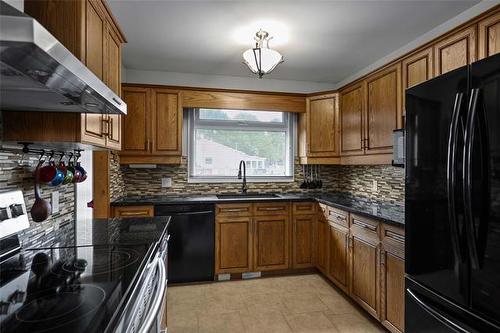 13 Lions Way, Stonewall, MB - Indoor Photo Showing Kitchen