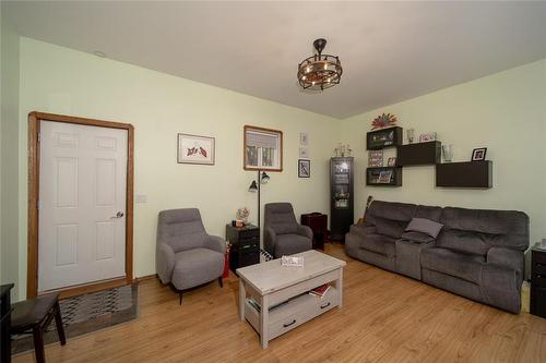 622 Main Street, Steinbach, MB - Indoor Photo Showing Living Room