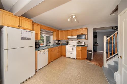 622 Main Street, Steinbach, MB - Indoor Photo Showing Kitchen