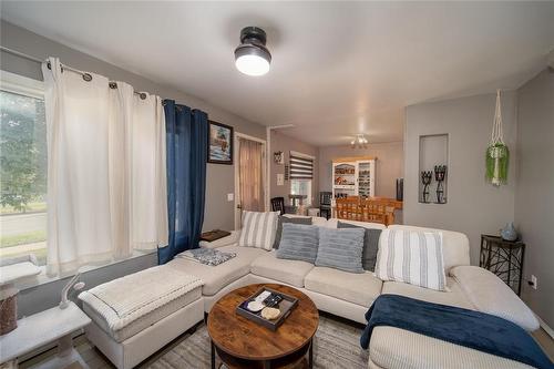 622 Main Street, Steinbach, MB - Indoor Photo Showing Living Room