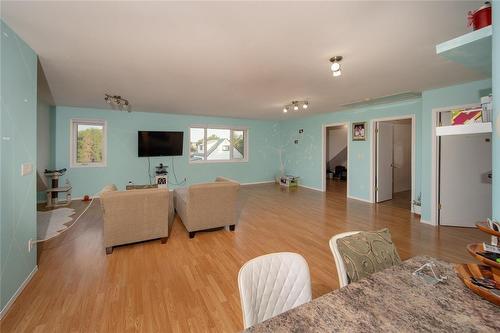 622 Main Street, Steinbach, MB - Indoor Photo Showing Living Room