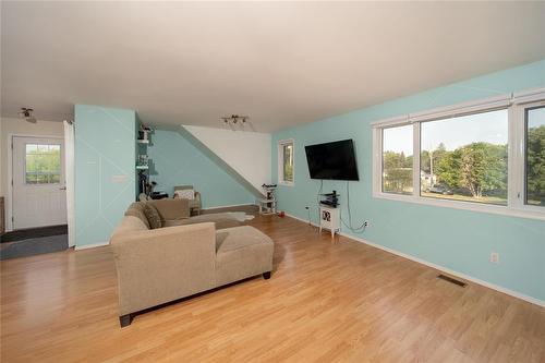 622 Main Street, Steinbach, MB - Indoor Photo Showing Living Room
