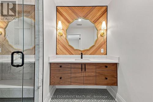 2019 Dundas Street, Burlington, ON - Indoor Photo Showing Bathroom