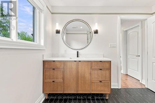 2019 Dundas Street, Burlington, ON - Indoor Photo Showing Bathroom