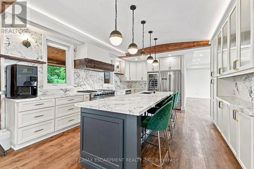 2019 Dundas Street, Burlington, ON - Indoor Photo Showing Kitchen With Upgraded Kitchen