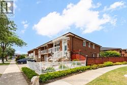 2 DOGLEG COURT Toronto, ON M3J 3E7
