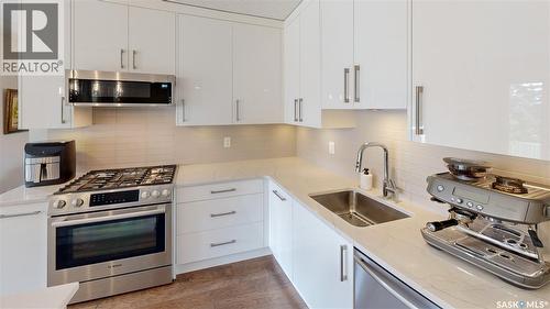 7551 Butler Bay, Regina, SK - Indoor Photo Showing Kitchen With Upgraded Kitchen