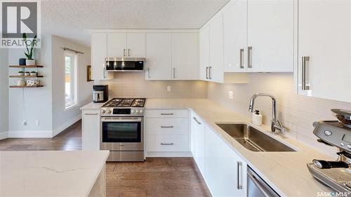 7551 Butler Bay, Regina, SK - Indoor Photo Showing Kitchen With Upgraded Kitchen