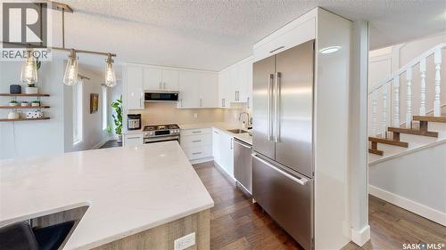 7551 Butler Bay, Regina, SK - Indoor Photo Showing Kitchen With Upgraded Kitchen