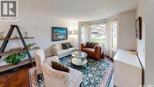 7551 Butler Bay, Regina, SK - Indoor Photo Showing Living Room