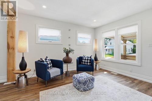 35 Malakoff Street, St. Thomas, ON - Indoor Photo Showing Living Room