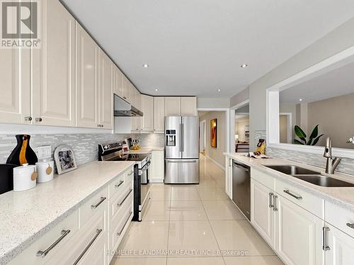 60 Ingleborough Court, Markham, ON - Indoor Photo Showing Kitchen With Double Sink With Upgraded Kitchen