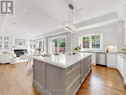 64 Summerfeldt Crescent, Markham, ON - Indoor Photo Showing Kitchen With Upgraded Kitchen