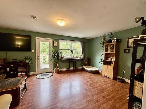 707 Pleasant Street, Dartmouth, NS - Indoor Photo Showing Living Room