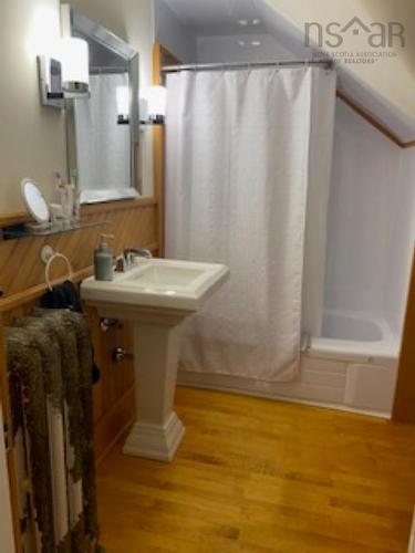 86 Queen Street, Truro, NS - Indoor Photo Showing Bathroom
